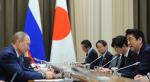 블라디미르 푸틴 러시아 대통령(왼쪽)과 아베 신조 일본 총리(오른쪽)가 8일(현지시간) 2014 동계올림픽이 열리고 있는 러시아 소치에서 정상회담을 하고 있다. 연합