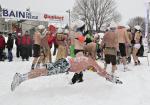15일(현지시간) 캐나다 동부 퀘벡시티의 연례 겨울축제에서 눈 멱감기 이벤트가 열리고 있다. 연합