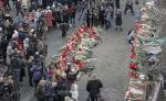 우크라이나 시민들이 23일(현지시간) 반정부 시위대 사망사건이 발생했던 수도 키예프 독립광장의 현장에 꽃송이를 쌓아놓고 희생자들을 추모하고 있다. 우크라이나에서는 지난 3개월여 계속된 정정 혼란 속에 반정부 시위대와 진압 경찰의 충돌 과정 등에서 80여명의 사망자가 발생했다. 연합