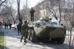 우크라이나 크림 수도 심페로폴 시내의 한 관청 건물 앞에서 지난 15일(현지시간) 정체 불명의 군인들이 장갑차를 동원해 경계근무를 서고 있다. 연합