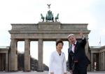 독일을 국빈방문중인 박근혜 대통령이 지난 26일 오후(현지시간) 독일 통일의 상징인 브란덴부르크 문 앞에서 보베라이트 베를린 시장의 설명을 들으며 주변을 둘러보고 있다. 연합