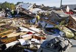 전날 미국 노스캐롤라이나주 그린빌을 강타한 토네이도로 파괴된 이동주택을 26일(현지시간) 주민들이 바라보고 있다. 연합