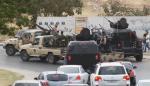 리비아 퇴역장성 칼리파 하프타르가 이끄는 무장단체가 18일(현지시간) 수도 트리폴리에 있는 의사당에 난입해 불까지 지른 가운데 트리폴리 합동보안군이 중무장 차량을 타고 출동, 의사당 가까이 이동하고 있다. 연합