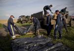 우크라이나 동부 친러시아 분리주의 반군 장악지역인 토레즈 인근 그라보보 마을 벌판에서 격추된 말레이시아항공 여객기 탑승자들의 시신을 담은 비닐 자루들이 19일(현지시간) 트럭에 실리고 있다.연합