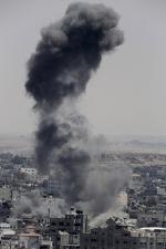 이스라엘과 팔레스타인 무장정파 하마스가 한시적 정전 이후 지난 27일(현지시간) 교전을 재개한 가운데 이스라엘군의 공격을 받은 가자시티에서 검은 연기가 치솟고 있다. 연합