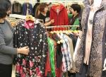 롯데백화점 포항점은 실크로드 재킷 등 중년 여성을 위해 가을 의류 할인 행사에 들어갔다.