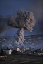미국 주도 국제동맹군이 20일(현지시간) 시리아 북부 코바니의 이슬람 극단주의 무장세력 이슬람국가(IS) 점령지역에 공습을 가하자 거대한 연기가 버섯구름처럼 솟아오르고 있다. 연합
