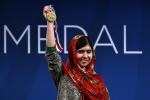 올해 노벨평화상 공동수상자로 선정된 파키스탄의 소녀 인권운동가 말랄라 유사프자이가 21일(현지시간) 미국 필라델피아의 국립헌법센터(NCC)에서 `필라델피아 자유메달’을 받은 후 메달을 높이 들어보이고 있다. 연합