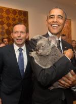 호주 브리즈번에서 15일(현지시간) 주요 20개국(G20) 정상회의가 개막한 가운데 버락 오바마 미국 대통령(오른쪽)과 코알라를 안고 토니 애벗 호주 총리와 함께 기념사진을 찍고 있다. 연합