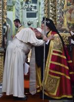 터키를 방문 중인 프란치스코 교황(왼쪽)이 지난달 29일(현지시간) 이스탄불의 한 성당에서 동방 정교회 총대주교 바르톨로뮤 1세로부터 머리에 키스를 받고 있다. 연합