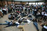 미국 미주리주 퍼거슨시 소요사태에 동조하는 시위가 1일(현지시간) 미 전역에서 이어진 가운데 미시시피주의 잭슨주립대 학생들이 수업에 참석하는 대신 교내 광장에 모여 퍼포먼스를 펼치고 있다. 연합