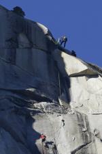 미국 요세미티 국립공원 수직벽 ‘엘 캐피탄’(El Capitan)의 최고난도 ‘새벽 직벽’(Dawn Wall)에 맨손(프리클라임) 도전중인 토미 콜드웰(36·손을 든 사람)이 14일(현지시간) 꼭대기에 도달, 두 손을 쳐들고 있다. 연합