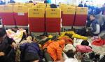 지난 14일 포항에서 울릉으로 향하는 우리누리호 승객들이 배멀미에 지쳐 있다.