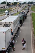 연료비 인상 방침 철회 등을 요구하며 1주일째 파업 중인 브라질 트럭 운전사들이 25일(현지시간) 고이아니아의 고속도로에 정차한 채 차량 통행을 막고 있다. 연합