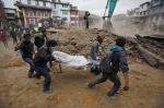 네팔을 강타한 규모 7.9의 강력한 지진으로 25일(현지시간) 1500명 이상이 사망한 것으로 알려진 가운데 미렌드라 리잘 네팔 정보장관은 사망자가 4500명에 달할 수도 있다고 말했다. 사진은 카트만두의 건물 붕괴 현장에서 사망자의 시신을 자원봉사자들이 옮기고 있는 모습. 연합