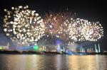 국제불꽃쇼에서 다채로운 불꽃이 여름밤 밤하늘을 밝히고 있다.