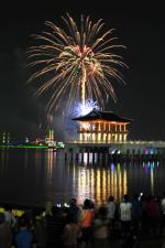 축제 이튿날인 지난달 31일 포항 영일대해수욕장 영일대 해상누각를 배경으로 데일리 뮤직 불꽃쇼가 펼쳐지고 있다.
