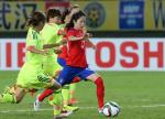 지난 4일 중국 후베이성 우한스포츠센터에서 열린 동아시안컵 여자축구대회 한국과 일본의 경기에서 한국 이민아가 슈팅하고 있다. 연합
