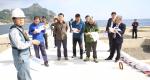 울릉군의회 의원들이 통합상수도 시설공사 현장을 방문해 관계자들의 설명을 청취하고 있다.
