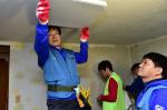 권오준(왼쪽) 포스코 회장과 임직원들이 12일 서울 저소득층 가정 2곳에서 집수리 봉사활동을 가졌다.