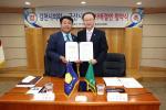 김천시의회와 군산시의회 의장이 자매결연 협약을 맺고 있다.
