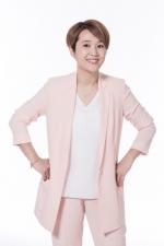 내달 26일 개막하는 부산국제코미디페스티벌 총연출을 맡은 예능인 송은이가 카메라 앞에서 활짝 웃고 있다.