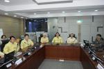 경산시의회 의원들이 을지연습 전시상황실을 찾아 근무자들의 노고를 격려하고 있다.