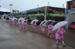 지난 5일 비가 내리는 중에도 탈춤축제장을 찾은 어린이집 원아들이 우산을 쓰고 축제장 곳곳을 누비고 있다.