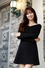 배우 진세연이 서울 강남구의 한 카페에서 인터뷰에 앞서 포즈를 취하고 있다.