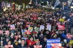 19일 오후 대구 중구 대중교통 전용지구에서 박근혜 대통령 퇴진 촉구 제3차 대구 시국대회가 열리고 있다.
