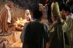 성탄전야인 24일 저녁 서울 명동대성당에서 염수정 추기경이 예수님 탄생을 알리는 구유예절을 하고 있다. 연합