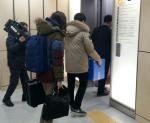 안동경찰서 직원들이 17일 경북도의회 A 도의원 사무실을 압수 수색을 해 확보한 자료를 옮기고 있다.