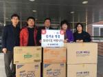 경북도의회 이진락(왼쪽부터 세번째) 의원은 설을 앞두고 19일 경주지역 노인요양시설인 사랑원을 방문해 위문품을 전달했다.