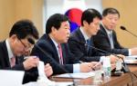 우병윤(왼쪽 두번째)경북도 경제부지사가 9일 열린 ‘중국수출확대 전략회의’에서 수출유관기관에 다양한 지원대책 마련을 당부하고 있다.