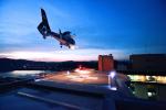 119특수구조단 소방항공구조구급대 소속 헬기가 야간 응급환자를 이송하기 위해 착륙하고 있다.