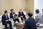 최교일 국회의원이 지난 24일 경북도를 방문해 정부 경북지방합동청사 조기건립에 대해 얘기를 하고 있다.