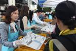 아모레퍼시픽 대구지역 사업부 임직원들이 사랑의 밥차 배식 봉사활동을 하고 있다.