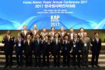 2017 한국원자력연차대회가 5일 경주에서 개막된 가운데 한국을 비롯한 국내외 원자력 전문가들이 기념촬영을 하고 있다. 사진=경북도 제공