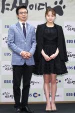 김국진, 손연재(오른쪽)가 24일 오전 서울 코리아나호텔에서 열린 EBS 자연다큐멘터리 ‘이것이 야생이다’ 기자간담회에 참석해 포즈를 취하고 있다.