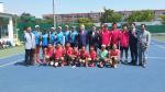 22일 안동 복주여중을 방문해 격려한 경북도체육회 임원과 관계자들이 테니스 선수들과 기념촬영을 하고 있다.