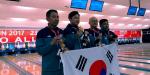 왼쪽부터 손정용, 안성조, 서영춘, 김연호 선수가 각기 획득한 메달을 들어보이며 기념촬영을 하고 있다.