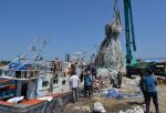 포항 해양경찰이 남구 구룡포 항에서 선원 4명이 숨지고 2명이 실종된 홍게 통발어선 제803광제호에 대한 선체 수색작업을 하기에 앞서 어선에 있던 통발 연결용 로프 등 어구를 치우고 있다. 뉴스1