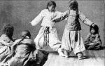약 100년 전 서양 선교사가 사진으로 찍은 어린이들이 택견을 하고 있는 모습.
