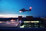 경북소방헬기가 경북권역외상센터 옥상헬기장에 착륙하고 있다.