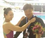 김서영(왼쪽) 선수가 지도자인 김인균 감독에게 메달을 걸어보이며 기쁨을 나누고 있다.