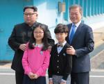 2018 남북정상회담이열린 27일 오전 문재인 대통령과 김정은 북한 국무위원장이 판문점에서 화동으로 부터 꽃을 받고 있다.
