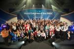 제14차 세계유산도시기구 세계총회에 참가한 관계자들이 환하게 웃고 있다.