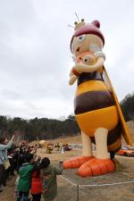 칠곡군 꿀벌나라 테마공원 개관식과 벌나라 테마공원에 전시된 세계최대 규모의 여왕벌 퀴니.