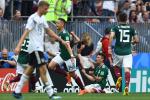 멕시코 선수들이 18일(한국시간) 러시아 모스크바의 루즈니키 스타디움에서 열린 독일과의 2018 국제축구연맹(FIFA) 러시아 월드컵 F조 조별예선 1차전에서 득점 후 기뻐하고 있다.