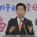 임종식 경북교육감이 8일 신년 기자회견에서 2019년 경북 교육 계획을 밝히고 있다.